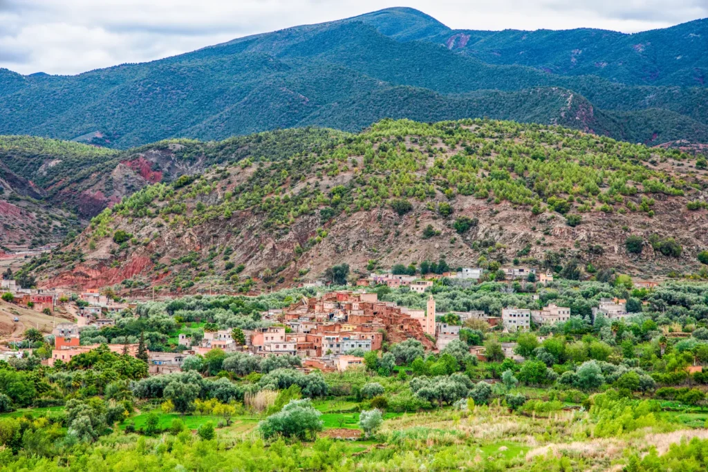 Colinas verdes y pueblos bajando hacia el sur desde el Rif