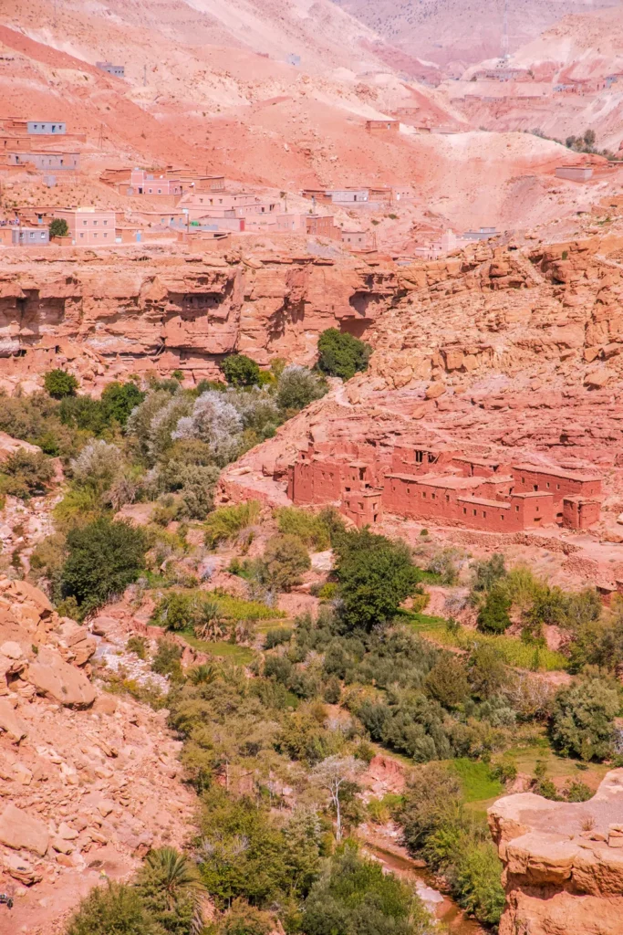 Roca roja y valle verde camino de Ouarzazate