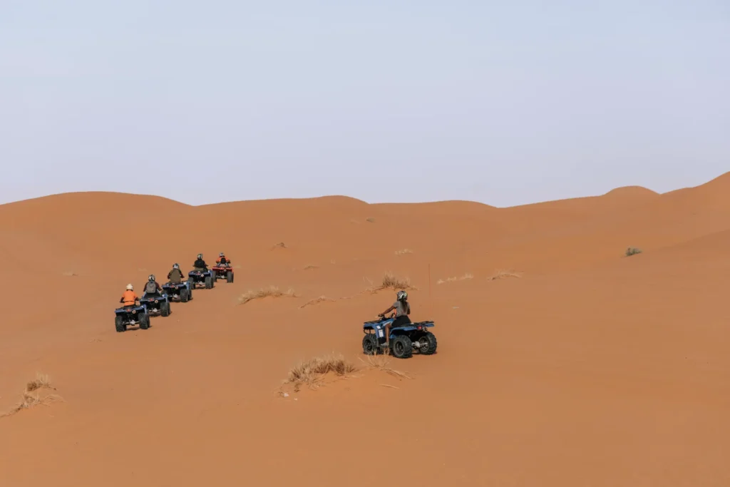 Quads a lo lejos en las dunas, un extra opcional en Merzouga