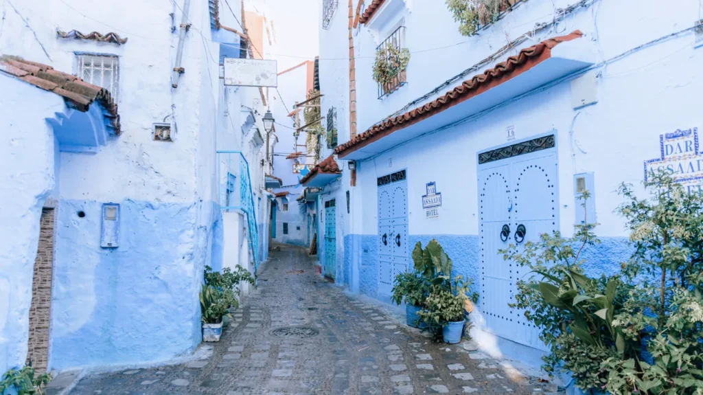Callejón pintado de azul en Chefchaouen