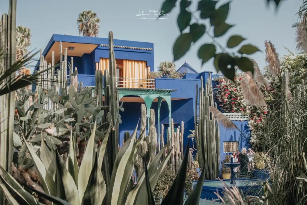 Villa azul y cactus en el Jardín Majorelle de Marrakech