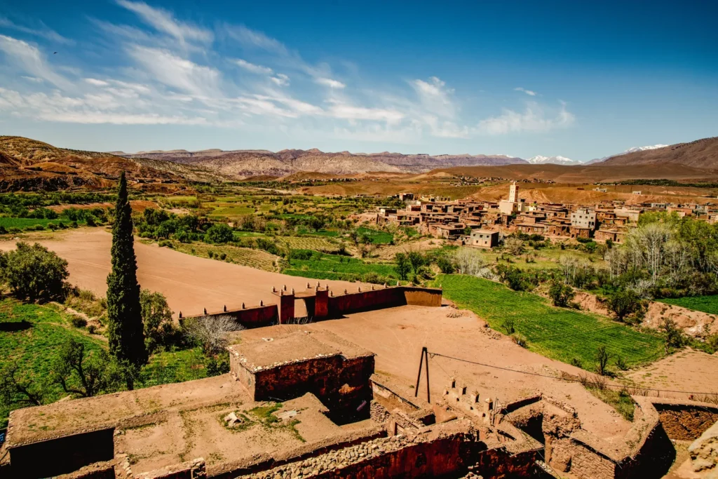 Valle verde e villaggio sull’Atlante