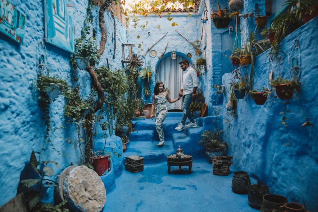 Scalini blu e vasi di fiori nella medina di Chefchaouen, giorno 2