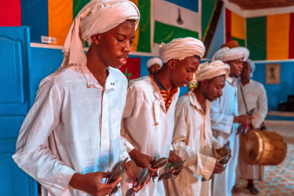 Musicisti gnawa in concerto a Khamlia