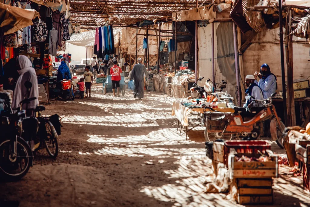 Souk coperto illuminato dal sole nella medina di Marrakech